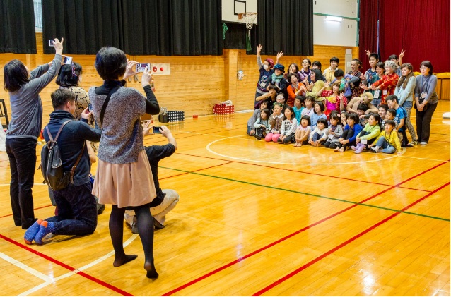 学校でのパフォーマンス公演も!